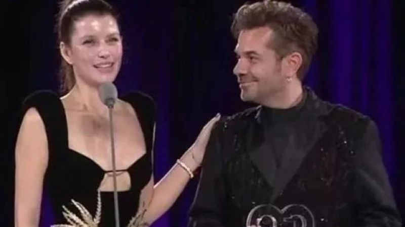 Kenan Doğulu Ödülü Aldı; Beren Saat Ödülü Verdi! “Bizi Bir Araya Getiren O Sonsuz Olasılıklara Teşekkür Ederim…” Gözyaşları Sel Oldu! 3