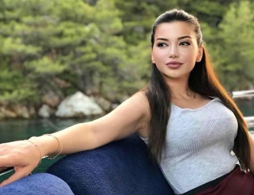 Bu kadarı da pes ahlaksızlıkta son nokta! Yeni gelin kocasının 3 arkadaşıyla da... Esra Ezmeci'ye gelen itiraflar pes dedirtti! Kimin eli kimin cebinde belli değil! 1