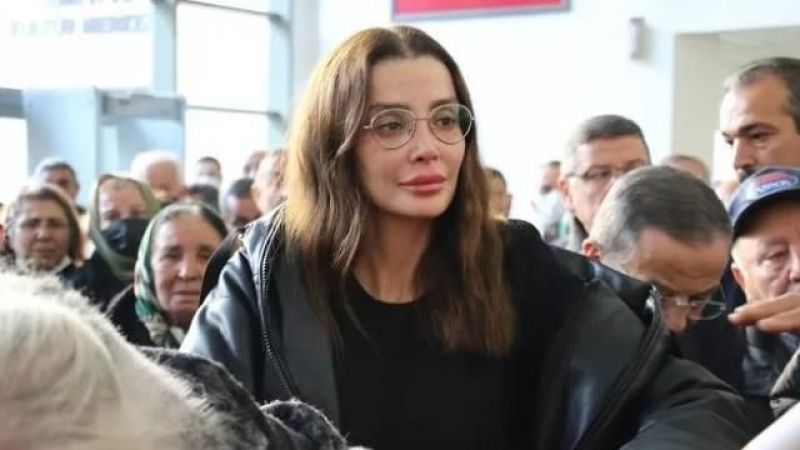Babasını Daha Yeni Kaybetmişti! “Özge Ulusoy Cenazeye Makyajlı Gitti” Diyenler Ağzının Payını Aldı! “Vicdansızlar Hesabımdan Defolun!” 1