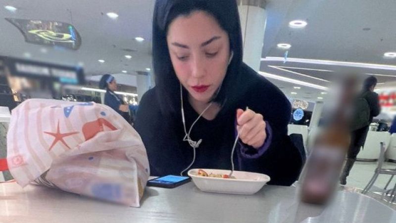 Merve Boluğur'un hiç beklenmedik hareketi herkesi şoke etti! Elindeki şişe ile AVM'nin her yerini gezdi! Tanımadığı birinin masasına bile oturdu! 4