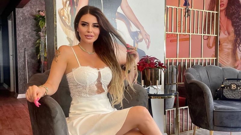 Otel Odasından Paylaştı, Sosyal Medyada Gündem Oldu! Ebru Polat’ın Yatakta Arkadaşıyla Yaptıkları Herkesi Şaşkına Çevirdi! Meğer… 2