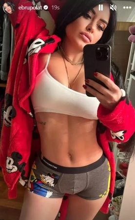 Ayna karşısına geçti, boxer ile poz verdi! Yetmedi erkek takipçilerine seslendi! Ebru Polat, cüretkarlıkta sınır tanımamaya başladı! 2