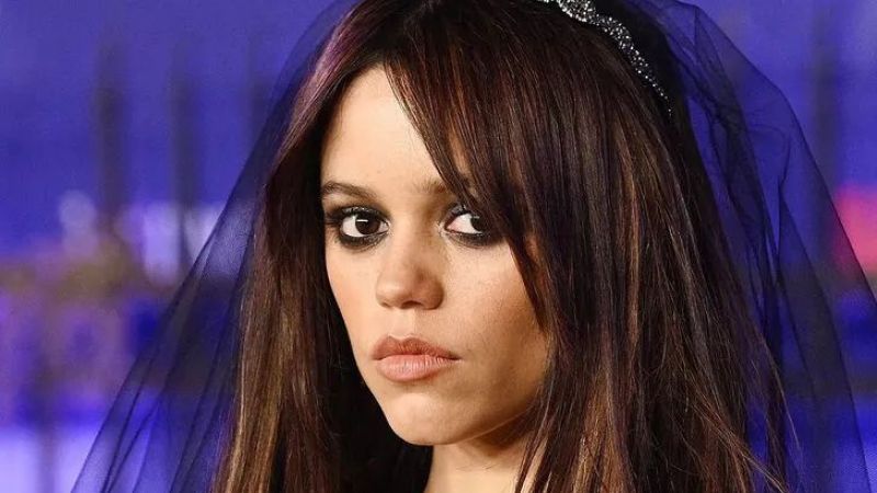 20 Yaşında Adını Tüm Dünya Duydu! Wednesday Dizisinin Başrolü Jenna Ortega, Golden Globes Ödülleri’nde Dekoltesini Konuşturdu! 1