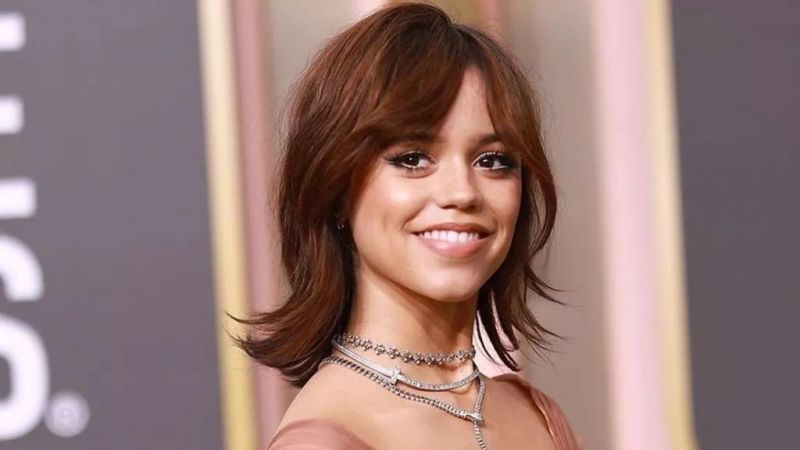 20 Yaşında Adını Tüm Dünya Duydu! Wednesday Dizisinin Başrolü Jenna Ortega, Golden Globes Ödülleri’nde Dekoltesini Konuşturdu! 3