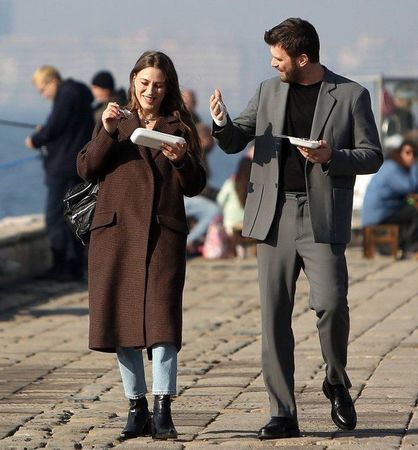 Serenay Sarıkaya ile Kıvanç Tatlıtuğ’un dizisi Aile’den ilk fragman geldi! Sosyal medya kullanıcıları hemen yorumlamaya başladı! “Hiç laftan anlamaz mısın sen?” 2