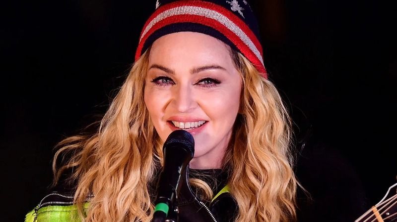 Hiç yaşlanmadığı düşünülüyordu, Madonna’nın yüzünü sıkılaştırmak için çatal kullandığı görüntüleri ortaya çıktı! Güzellik sırları bir bir ifşa oldu 3