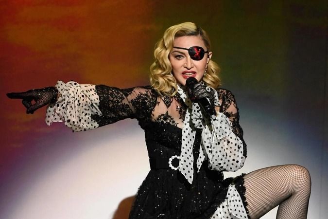 Hiç yaşlanmadığı düşünülüyordu, Madonna’nın yüzünü sıkılaştırmak için çatal kullandığı görüntüleri ortaya çıktı! Güzellik sırları bir bir ifşa oldu 1