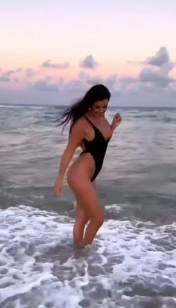 Katar Dünya Kupası’nda tüm türbini kendisine hayran bırakmıştı! Hırvatistan eski güzeli Ivana Knöll’den gelen tangalı pozlar mest etti! 2