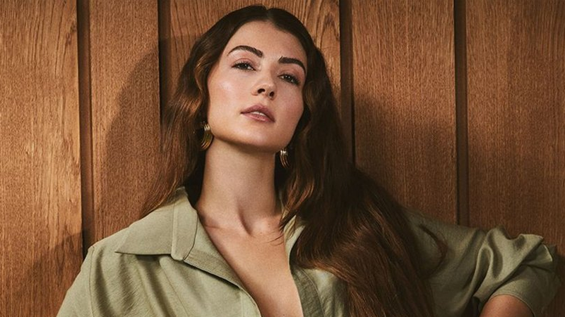 Burcu Özberk’ten yeni yeni pozlar geldi; sosyal medya adeta buz kesti! “Bornozu da çıkarsaydın…” Neler oluyor? 1