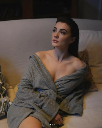 Burcu Özberk’ten yeni yeni pozlar geldi; sosyal medya adeta buz kesti! “Bornozu da çıkarsaydın…” Neler oluyor? 2