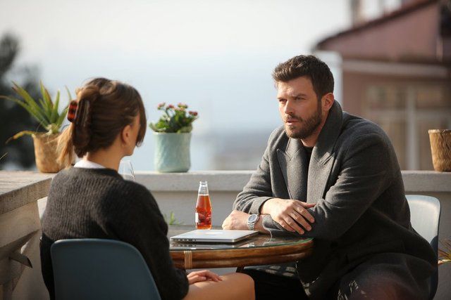 Serenay Sarıkaya ile Kıvanç Tatlıtuğ’un dizisi Aile’den bu kez afiş geldi! Herkes yayın gününü bekliyor! Meğer… 3