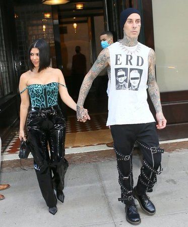 Kourtney Kardashian ve eşi Travis Barker kamera karşısına geçti; verdikleri pozlar ile herkesi şaşkına çevirdi! Tüm dünya bunu konuşuyor… 2