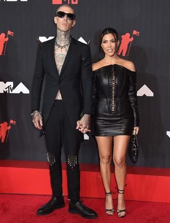 Kourtney Kardashian ve eşi Travis Barker kamera karşısına geçti; verdikleri pozlar ile herkesi şaşkına çevirdi! Tüm dünya bunu konuşuyor… 3