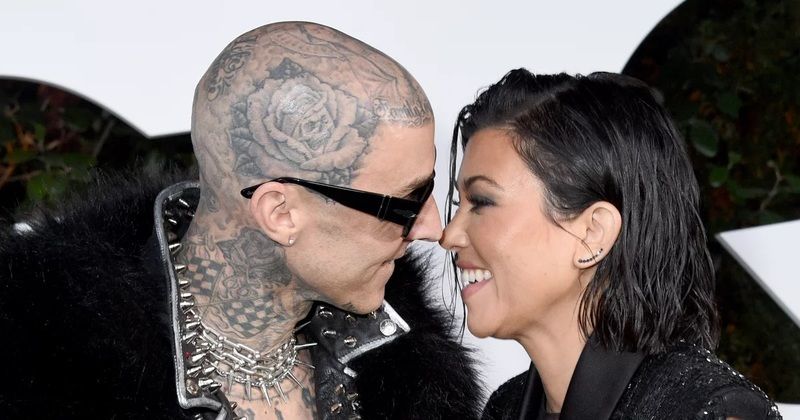 Kourtney Kardashian ve eşi Travis Barker kamera karşısına geçti; verdikleri pozlar ile herkesi şaşkına çevirdi! Tüm dünya bunu konuşuyor… 1