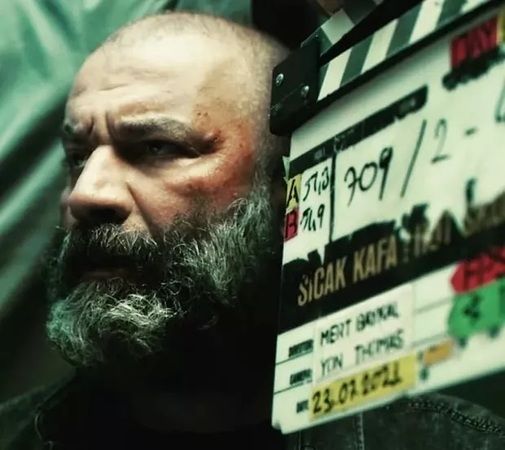 Herkes çok sevmiş; ünlü isimler bile övgü yağdırmıştı! Şevket Çoruh’un Sıcak Kafa paylaşımı kafaları karıştırdı: “Sıcak Kafa ikinci sezonu olacak mı?” 2