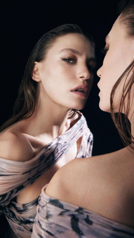 Serenay Sarıkaya’dan Görsel Şov: Instagram Yıkıldı! Can Dayanmaz, Süper Mini Elbisede Frikiğe Bakan Şaşı Oluyor! 3