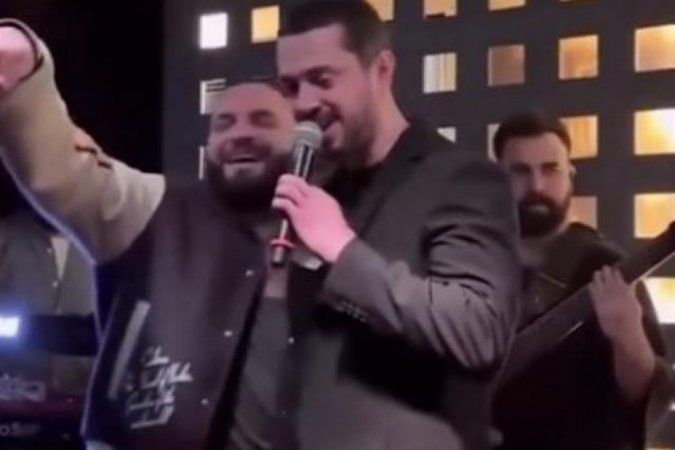 Şarkı söylerken detone olmaları, hayranlarını hayal kırıklığına uğrattı; sarhoş oldukları ima edildi! Berkay Şahin ile Murat Boz’dan ilk açıklama geldi! Meğer… 2