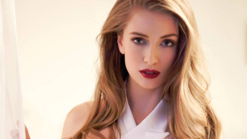 Dokuz Oğuz’un güzel albayı Yasemin Kay Allen’dan dekolteli pozlar geldi! Fotoğrafı gören, yoruma koştu: “Taş mübarek…” 1