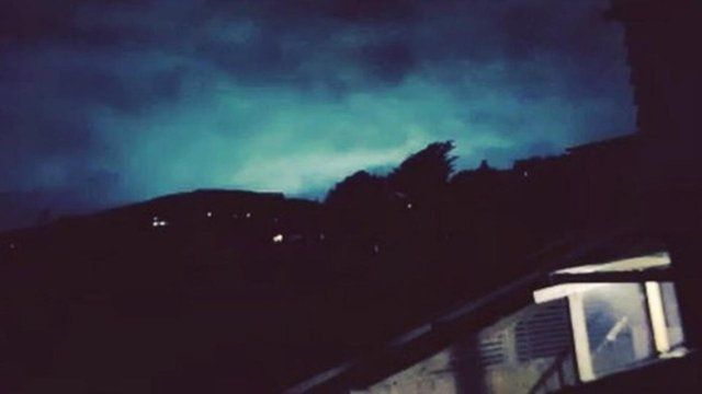 Deprem anında gökyüzünde görülen ışıklar, kafaları karıştırdı! Uzmanlar, nedenini anlattı: Deprem sırasında gökyüzünde görülen ışıkların sebebi ne? 1