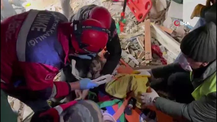 Umutlar Devam Ediyor! 72'nci Ve 74'üncü Saatte İki Kişi Daha Sağ Olarak Kurtarıldı! 2