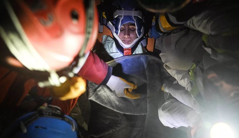 Deprem bölgesinden 90.saatte çıkarılan bir kişinin hayatını kurtaran madenciler, domuz damı yöntemi kullandı! Domuz damı nedir? 1