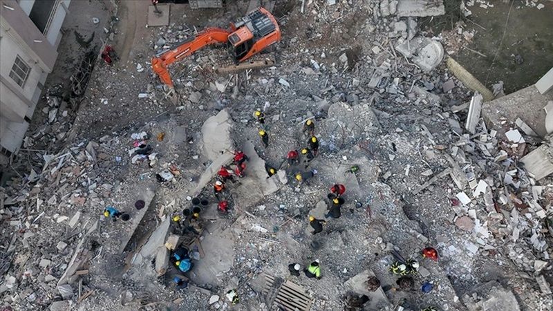 İtalya’da yardım kampanyaları yapıyordu; Can Yaman, deprem bölgesi için harekete geçti! Bir takipçisine verdiği yanıt ise, herkesi şaşırttı! 1