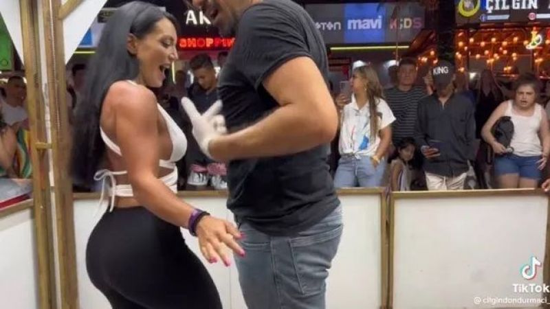 Esmer Bomba Çılgın Dondurmacı'yı Fena Sıkıştırdı! Yaptığı Dans İzleyenlerin Aklını Aldı! Kalbi Olan İzlemesin… 2