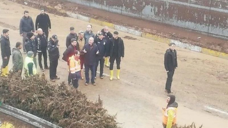 Şanlıurfa Abide Kavşağı'nda Ölüm İle İmtihan! Belediye Başkanına Silah Çekti Tepkisi Ortalığı Ayağa Kaldırdı! 3