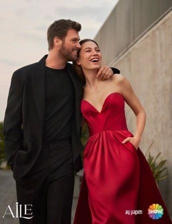 Aile dizisinin ilk krizi patladı; Serenay Sarıkaya’nın frikiği sosyal medyanın gündemine oturdu! Arşiv görüntüleri hemen etrafa saçıldı! Meğer… 2