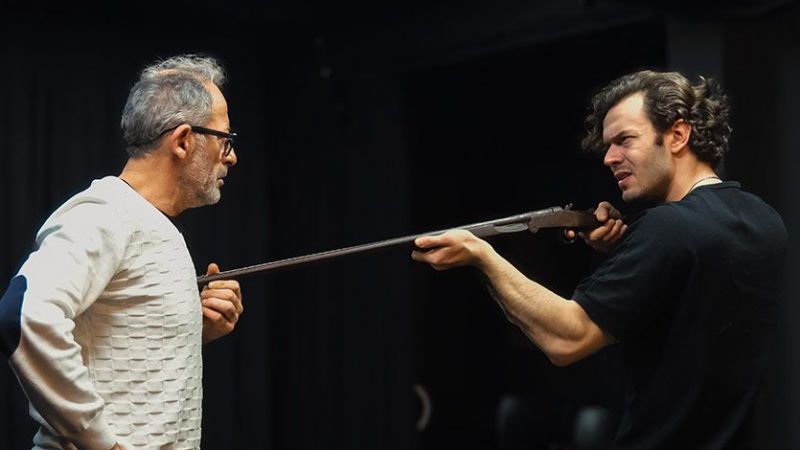 Duygulardan duygulara sürüklenmek istiyorsanız “EKSİK” oyununu mutlaka izlemelisiniz! Hande Doğandemir’i eski rol arkadaşının kardeşiyle buluşturan oyun! 3