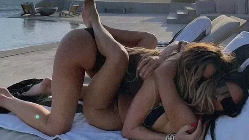 Kardashian kardeşlerin kucak kucağa pozları harareti artırdı! Şezlong üzerindeyken eğlencenin dozunu kaçırınca… 1