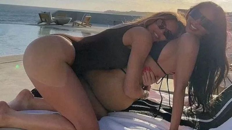 Kardashian kardeşlerin kucak kucağa pozları harareti artırdı! Şezlong üzerindeyken eğlencenin dozunu kaçırınca… 2