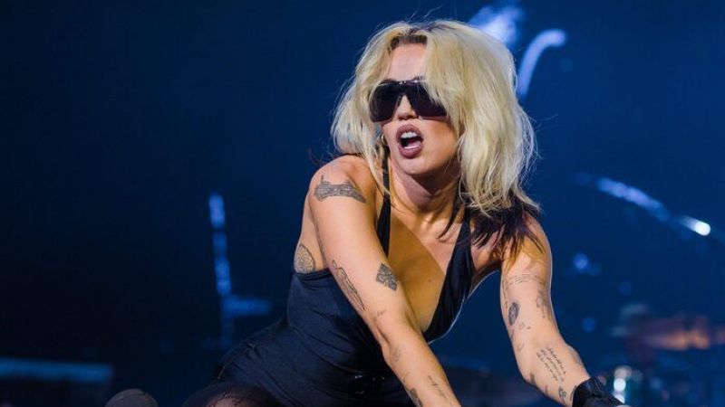 Okul yönetimi şarkıyı yasakladı! Miley Cyrus’ın o şarkısı okulu karıştırdı! 3