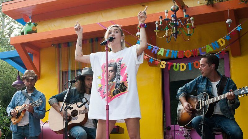 Okul yönetimi şarkıyı yasakladı! Miley Cyrus’ın o şarkısı okulu karıştırdı! 2