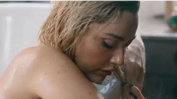 Hadise'den sansürsüz ıslak küvet pozu! Yeni şarkısı için soyunarak küvete yaslandı! 4