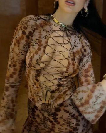 Dua Lipa’nın göğüs dekolteli pozuna beğeni yağdı! İddialı kıyafet seçimiyle takipçilerini mest etti 3