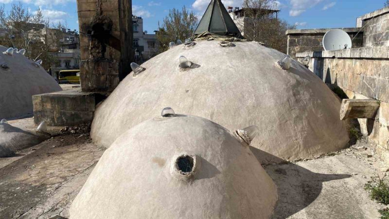 Gaziantep’te 600 yıllık tarihi Naib Hamamı depreme meydan okudu... Gaziantep kalesinin yanında bulunan 600 yıllık tarihi Naib Hamamı depremden hiçbir hasar almadan kurtuldu. 4