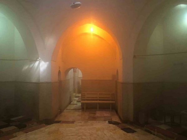 Gaziantep’te 600 yıllık tarihi Naib Hamamı depreme meydan okudu... Gaziantep kalesinin yanında bulunan 600 yıllık tarihi Naib Hamamı depremden hiçbir hasar almadan kurtuldu. 6