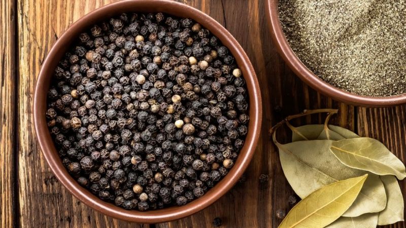 Karabiberin faydalarını duyanlar bu baharatı sofrasından eksik etmeyecek! Karabiberin özellikle o faydası dikkat çekiyor! 3