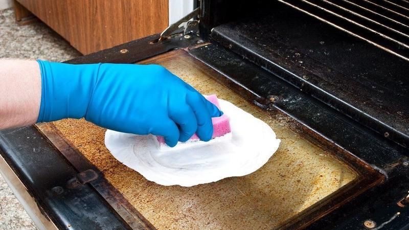 Fırınlardaki çıkmayan lekelere son! Bu yöntem ile fırınlarınız ilk günkü gibi olacak! 1