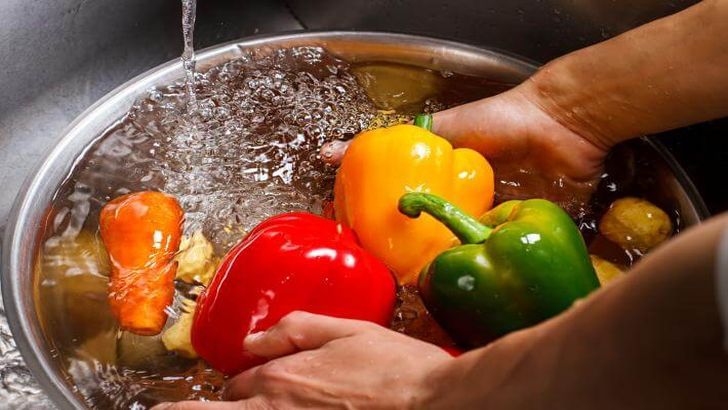 Sakın, sebze ve meyveleri sirkeli suda bekletmeyin! Bu yöntemin işe yaramadığı ortaya çıktı: Sirkeli su yerine… 2