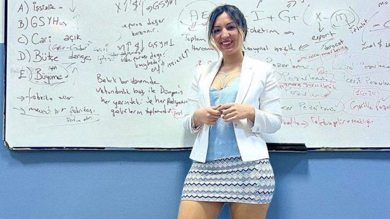 Derslere mini etekle giren öğretmen imajını değiştirdi, sosyal medya yıkıldı! Kırmızı mini etekle… 1