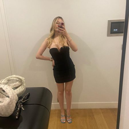 Yasmin Erbil’den ayna karşısında nefes kesen pozlar! Mini elbisesiyle yaptığı paylaşıma beğeni yağdı 1