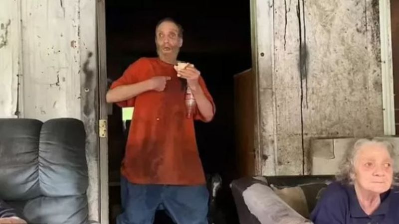 Akraba evliliği koca bir nesli bitirdi! Ailenin köpek hastalığı belgesele konu oldu! Tüm aile havlayarak iletişim kuruyor! 3