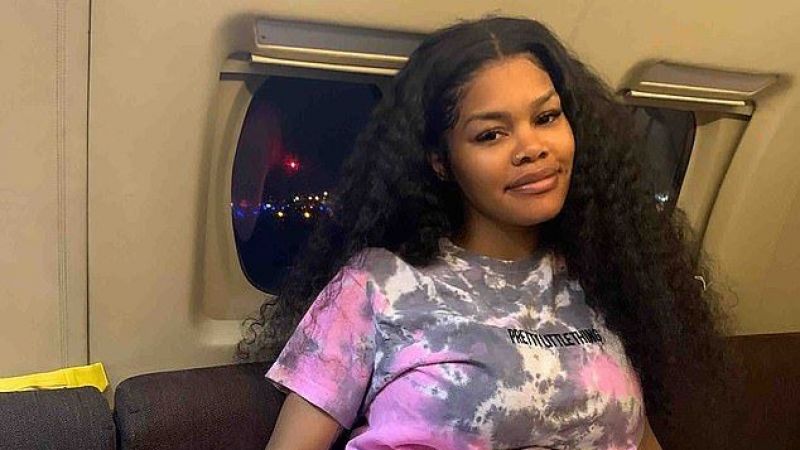 İç çamaşırını çıkardı; kamera karşısına geçti! Dünyaca ünlü o şarkıcının verdiği pozlar sosyal medyayı yıktı geçti! “Dekoltesi de o biçim…” 1