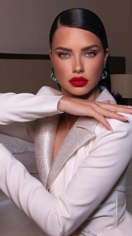 Adriana Lima Victoria's Secret'a geri döndü! 5 yılın ardından beyazlar içinde büyüledi! 3