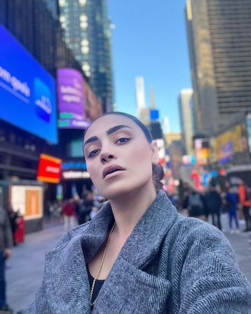 İbrahim Tatlıses'in kızı Dilan Çıtak plaj pozlarıyla sosyal medyayı salladı! Beyaz mayosuyla deniz ve kumun keyfini çıkardı 1