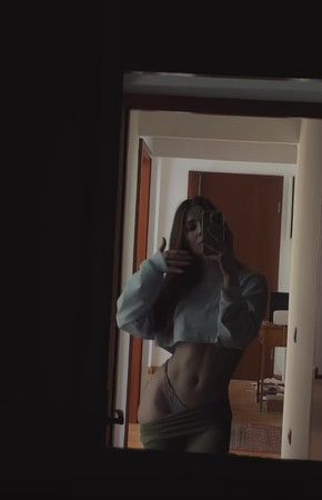 Yetişkin film yıldızı Reislin ayna karşısında soyundu! Seksi iç çamaşırıyla muhteşem fiziğini sergiledi 2