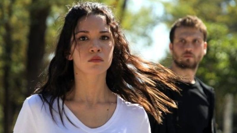 Hazal Subaşı’ndan göğüs dekolteli pozlar! Ünlü ismin göğsündeki dövme ise… 1