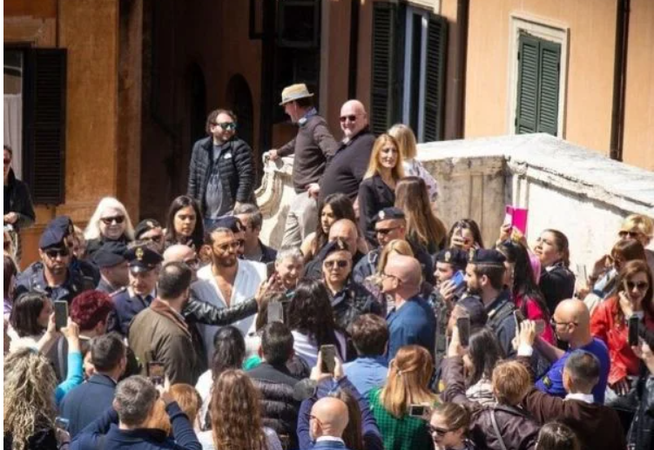 Can Yaman dev koruma ordusu ile İtalya sokaklarında film sahnelerini aratmadı! 1